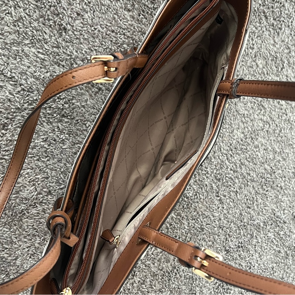 Michael Kors tote bag. - Picture 3 of 3